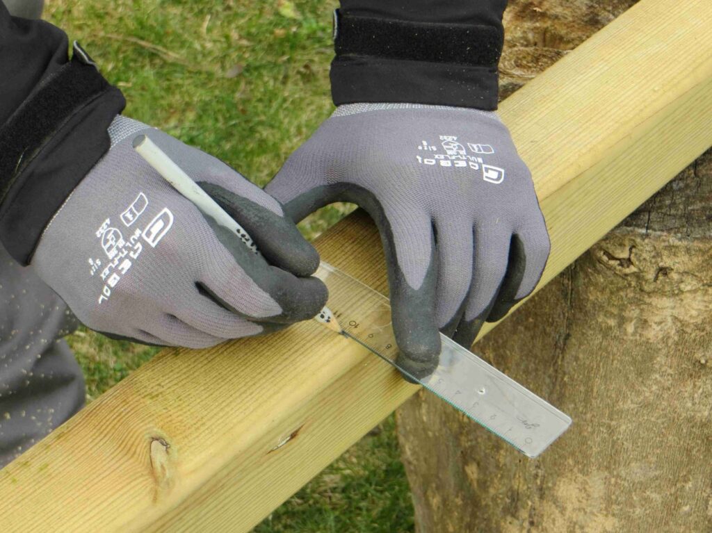 Die angenehmste Arbeitshöhe liegt auf Hüfthöhe, also je nach Körpergröße der Gärtnerin bzw. des Gärtners zwischen 0,7 und 1 Meter Höhe.