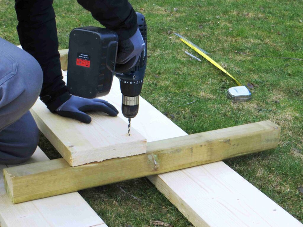 Es können Rundhölzer oder Schalungshölzer mit einer Mindestdicke von 4 – 6 cm  verwendet  werden.