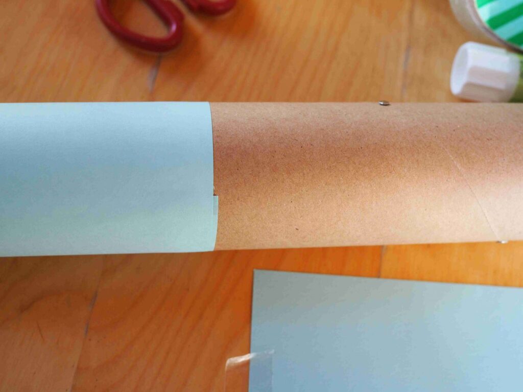 Einwickeln der Kartonrolle in buntes Papier