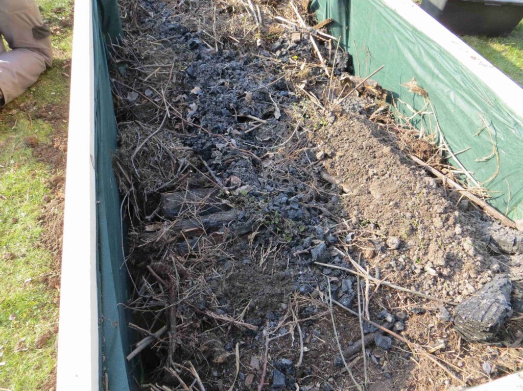 10 bis 20 cm dicke Schicht aus organischen Abfällen