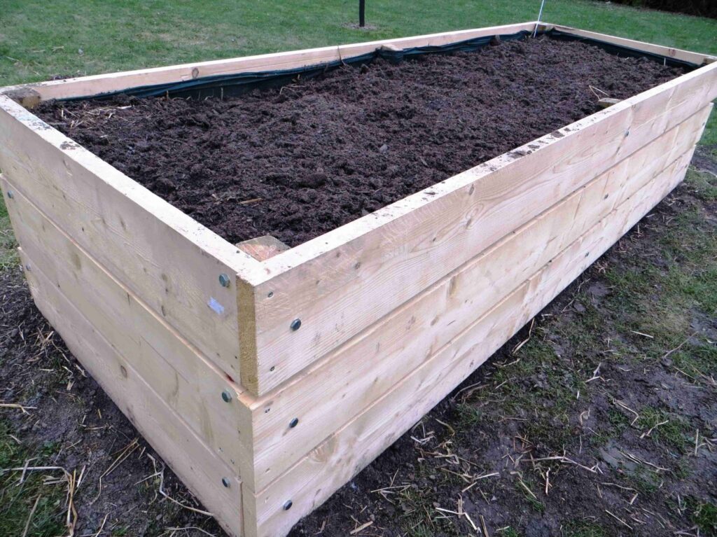 ganz oben zum Einpflanzen 10 bis 20  cm  Mischung aus Feinkompost und Muttererde