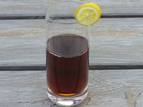 Getränk mit Zitronenscheibe