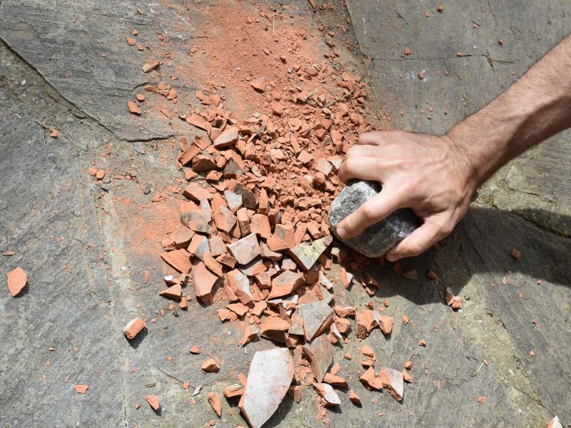 Zerbrochener Terrakottatopf wird zu Split zerbrochen