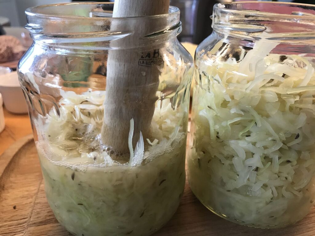 Kraut in Gläser schichten und festdrücken