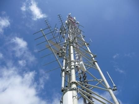 großer Mast vor blauem Himmel