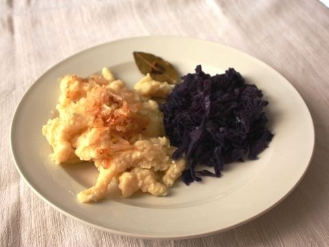 Spätzle mit Zwiebel und Rotkraut