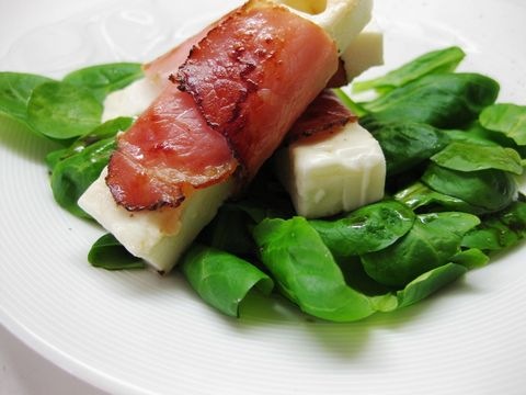 Schafkäse im Speckmantel auf Vogerlsalat