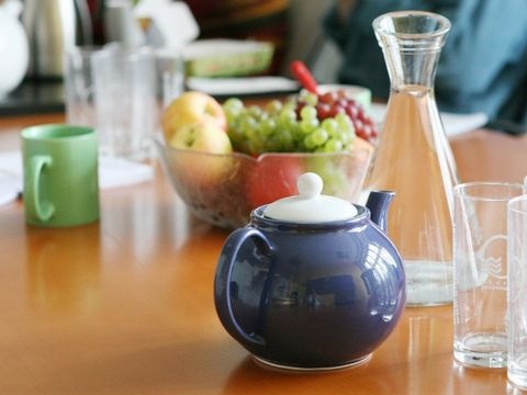 gedeckter Tisch mit gesundem Essen 