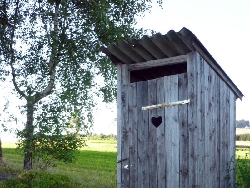 Holzhütte am Feld