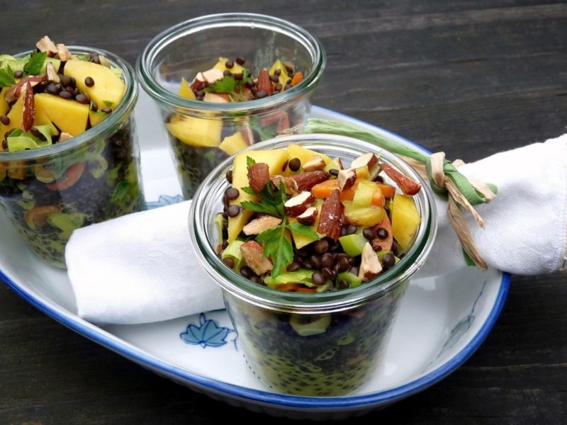 Linsen-Mango-Salat mit Curry-Pastinaken und Karotten