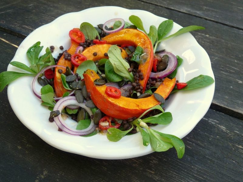 Linsen-Vogerlsalat mit Kürbis und Kürbiskernen