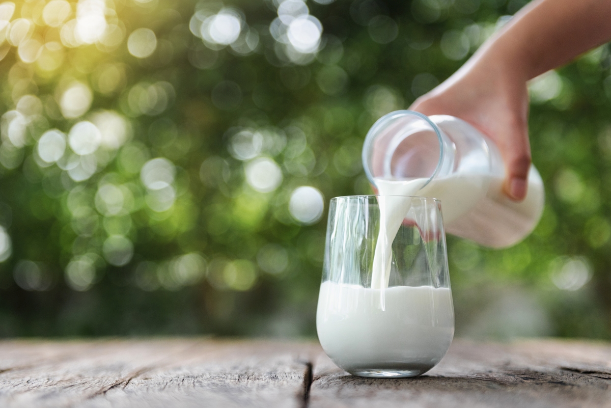 Glas mit Bio-Milch