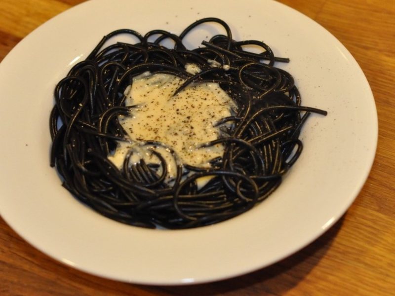 Pasta nero di seppia mit Blauschimmelkäsesauce