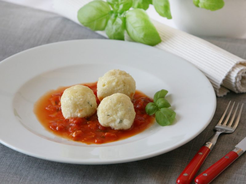PikanteTopfenknödel mit Thymian auf Paradeissauce