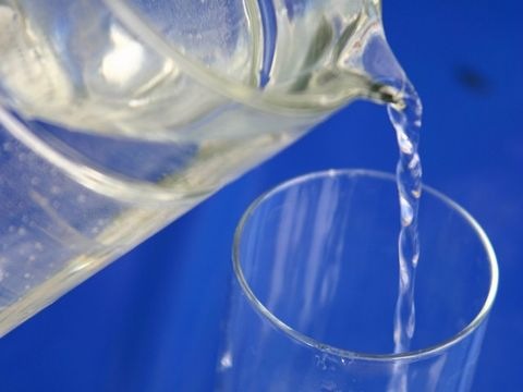 Wasserkrug mit Glas