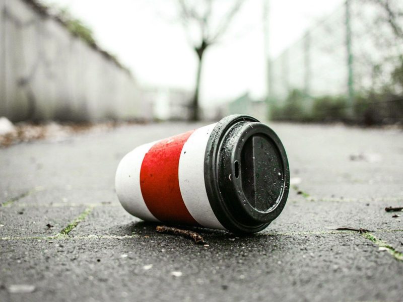 weggeworfener Coffee-to-go-Becher