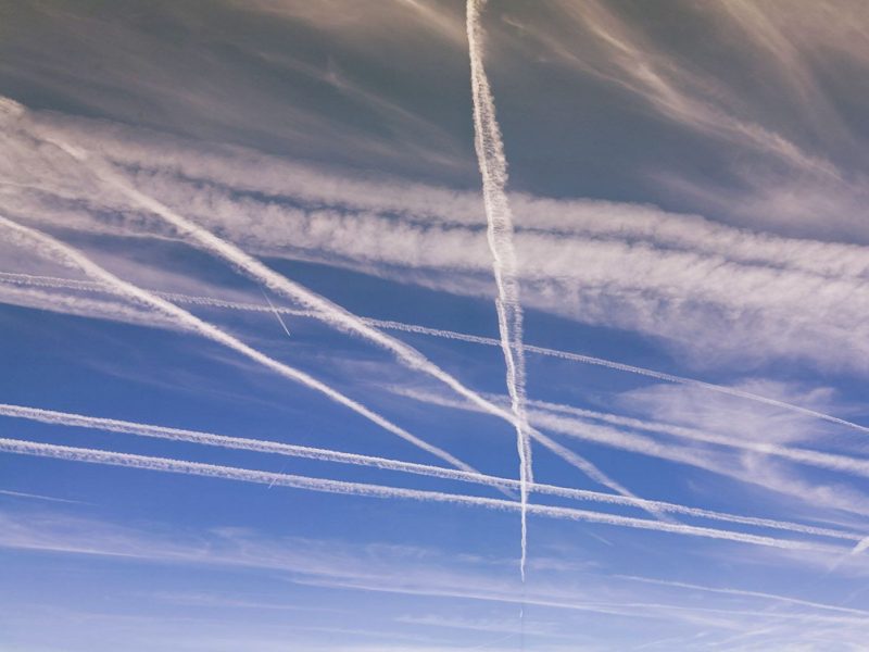 Viele Flugspuren am Himmel