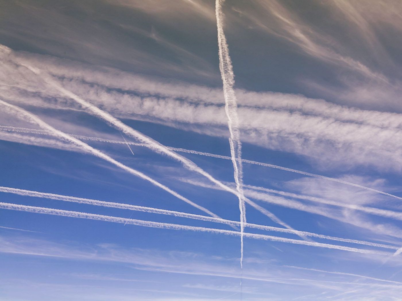 Viele Flugspuren am Himmel