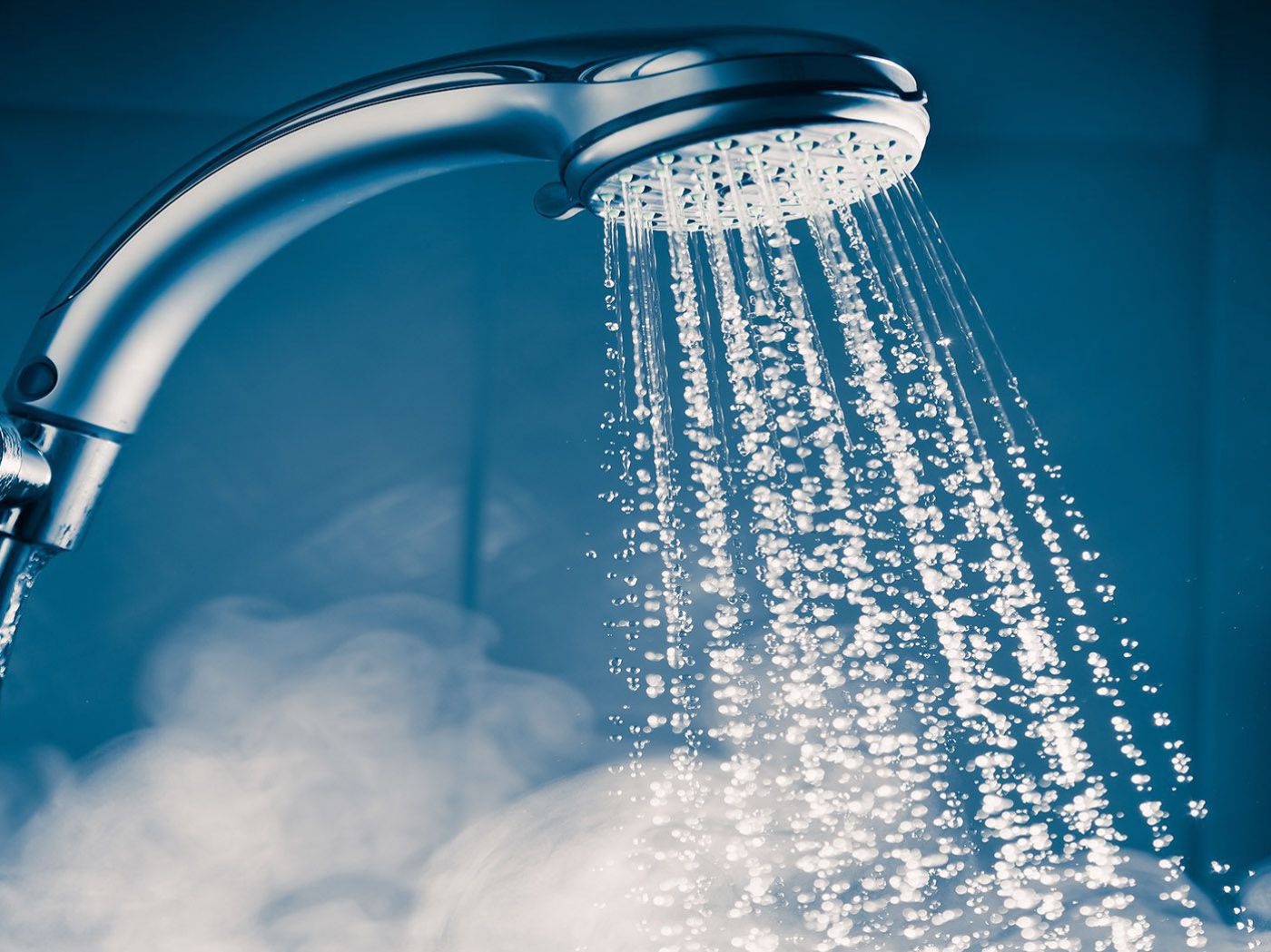 Duschkopf mit dampfenden Wasserstrahl