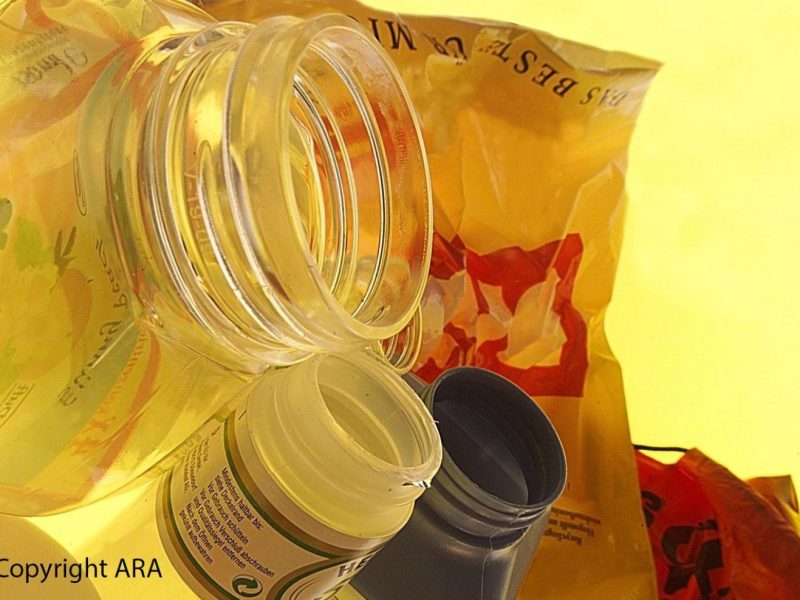Leere Plastikflaschen und Plastiksackerl