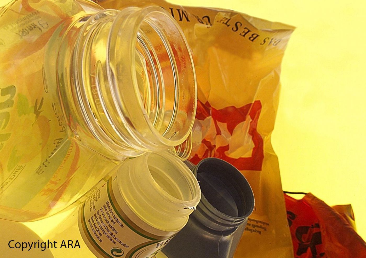 Leere Plastikflaschen und Plastiksackerl
