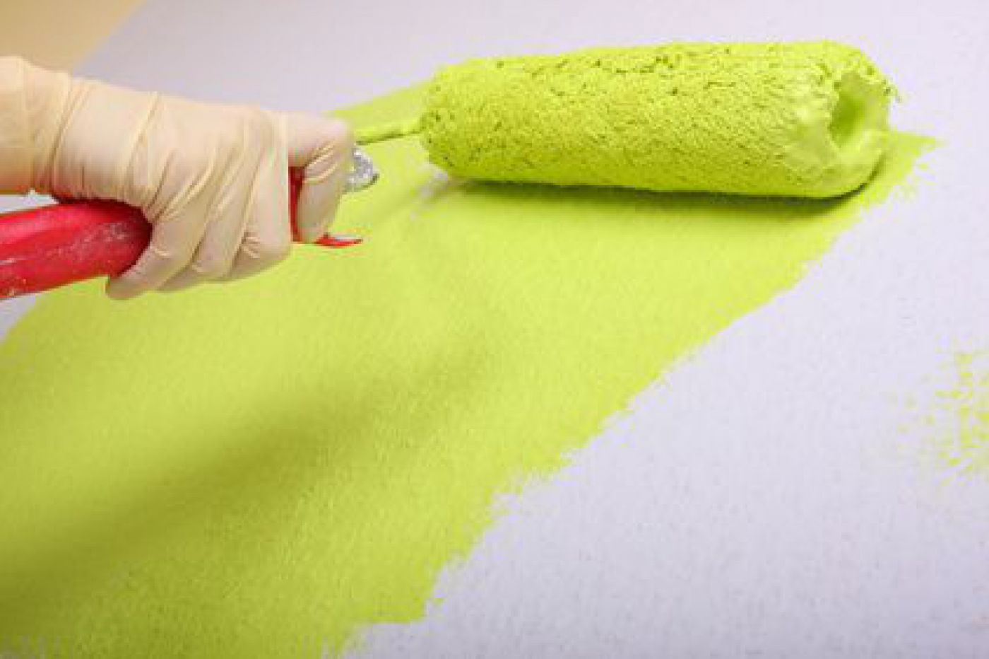 Wand mit Roller ausmalen