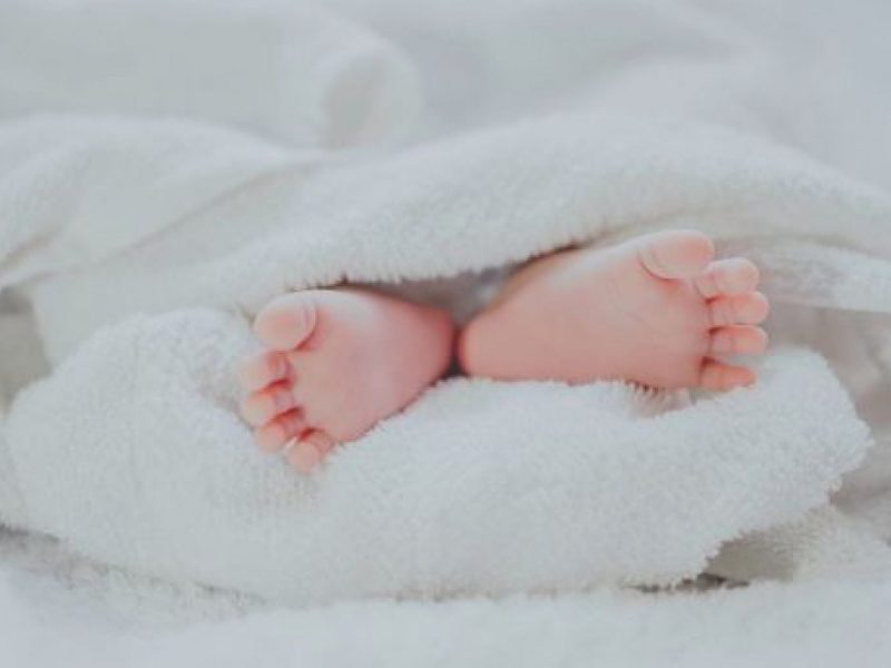 babyfuesse in decke