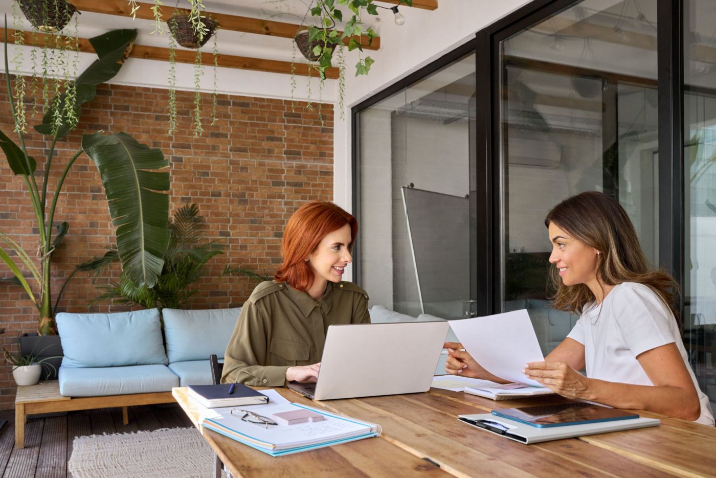 Beratungssituation von zwei Frauen in einem begrünten Büro