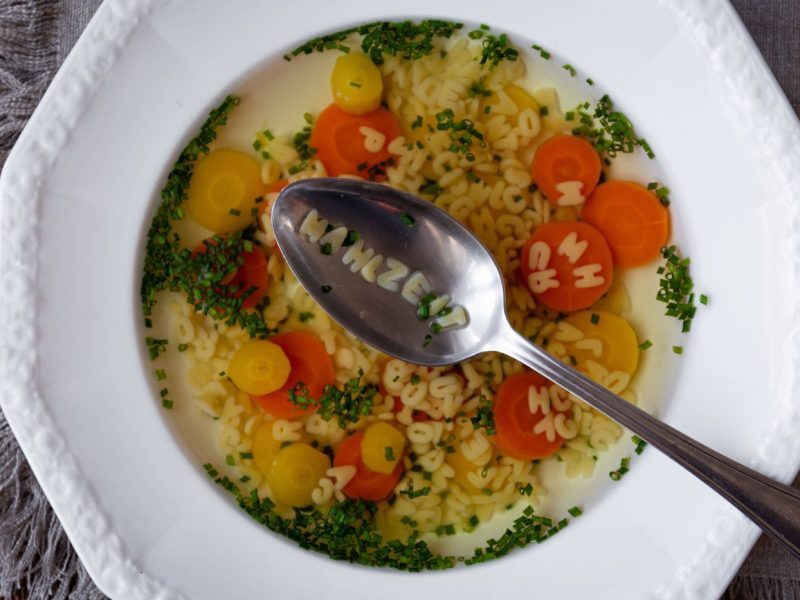 Klare Gemüsesuppe mit Schnittlauch