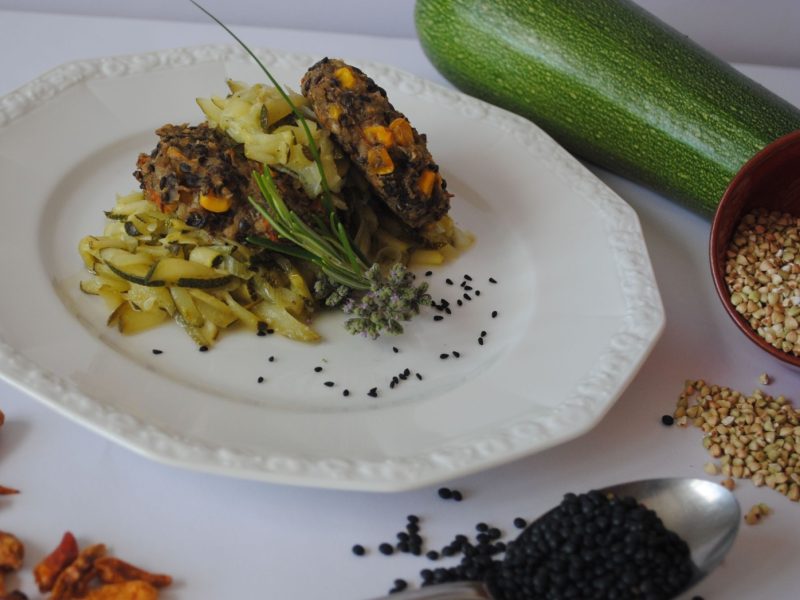 Buchweizen-Linsen-Puffer mit Zucchinikraut