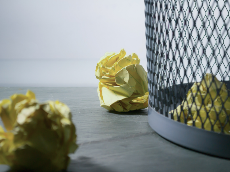 Papierkorb mit Papier