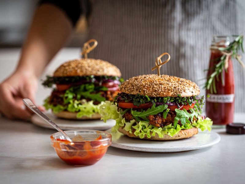 zwei Veggie-Burger mit Ketchup