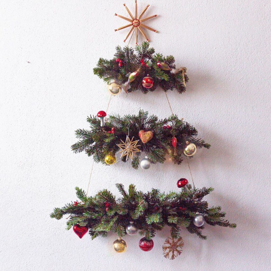 Dekorierter Christbaum aus Reisig