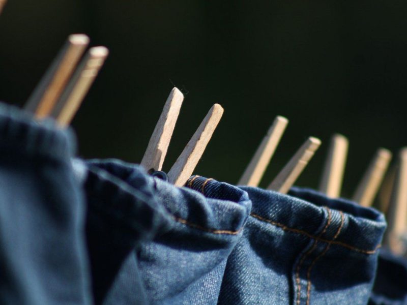Jeans mit Kluppen auf der Wäscheleine