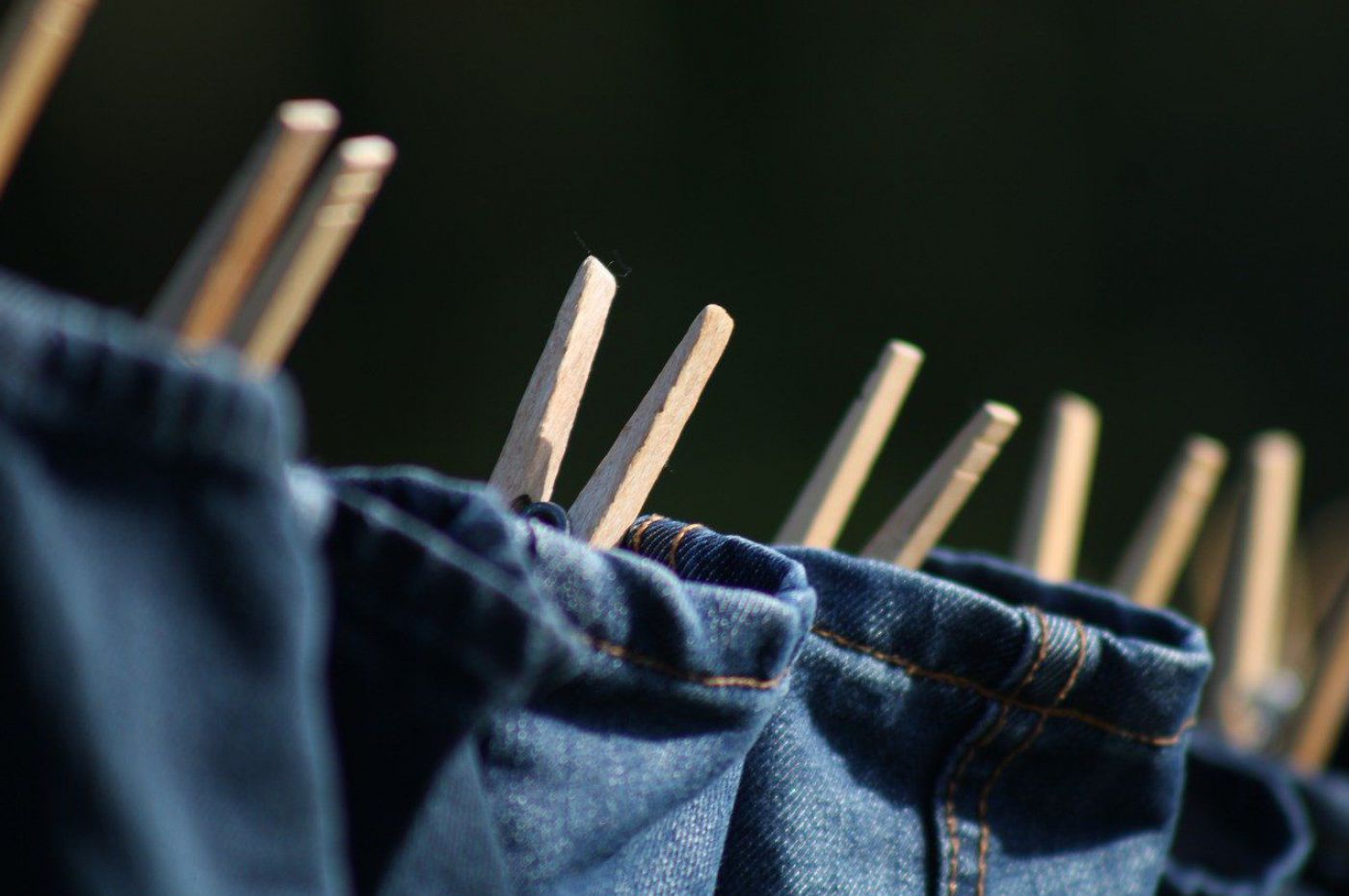 Jeans mit Kluppen auf der Wäscheleine