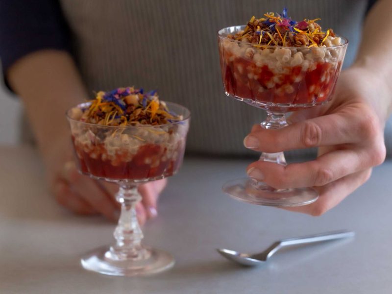 Dinkel-Milchreis serviert mit essbaren Blüten und Marmelade