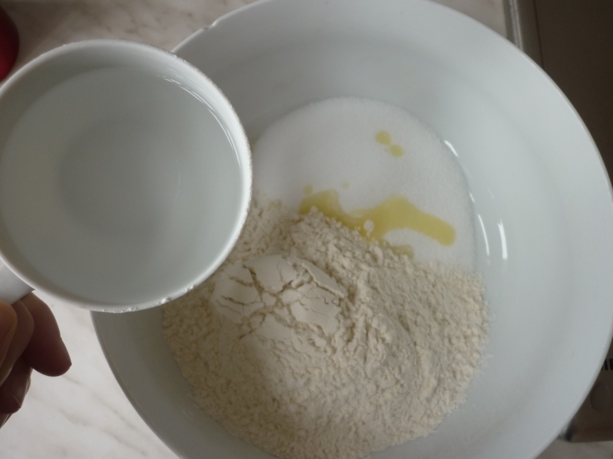 Mische für die weiße Farbe 2 Tassen glattes Mehl mit 1 Tasse Salz, 2 TL Zitronensäure und 2 EL Speiseöl und gieße 2 Tassen heißen Wasser darüber.