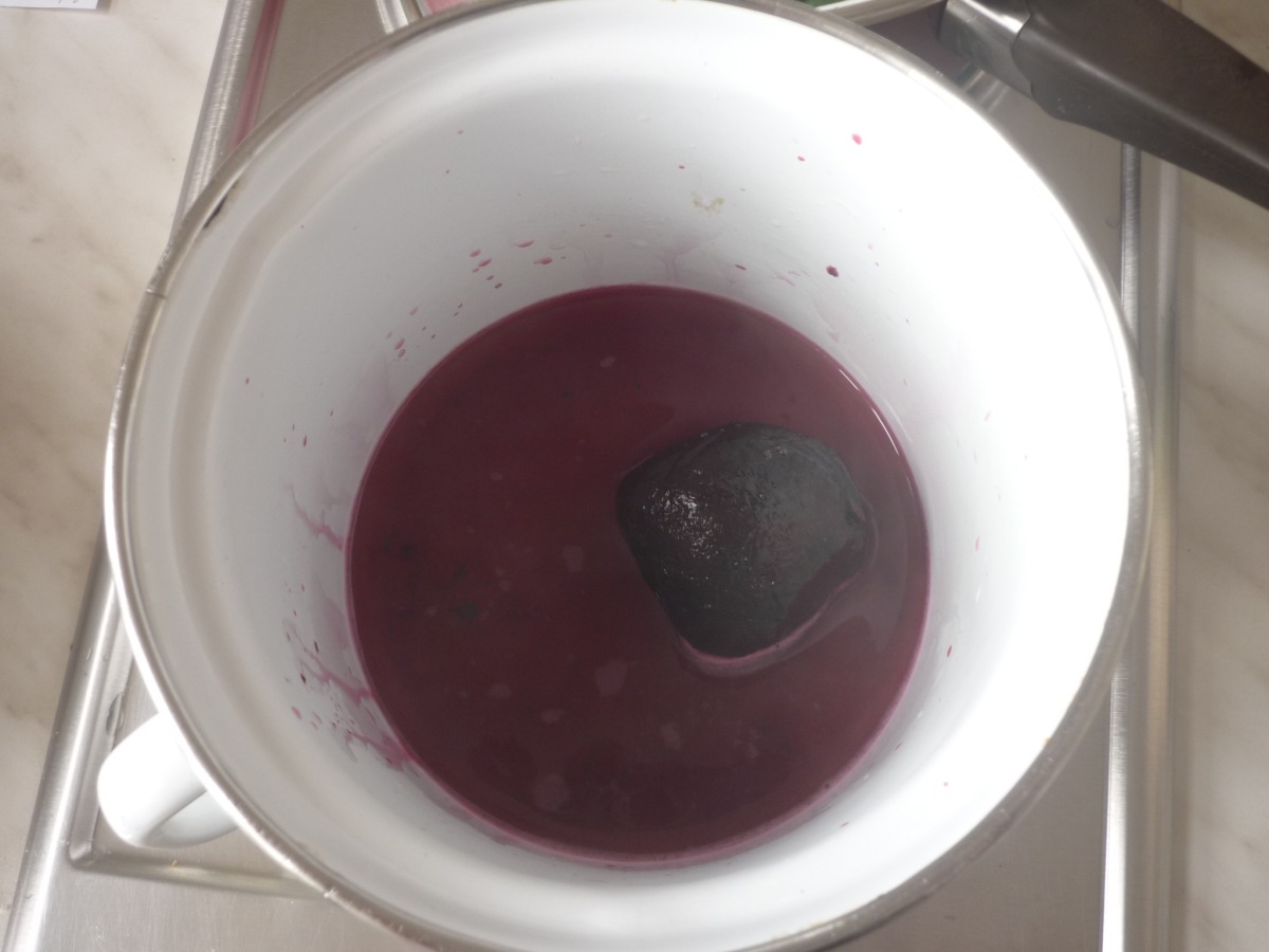 Für rote Knetmasse koche zuerst 2 Tassen Wasser mit 1 geschälten roten Rübe und rühre den roten Farbsud dann in die Mehlmischung ein.