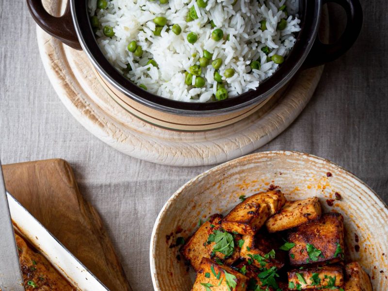 Erbsenreis mit würzigem Tofu und Kräutern