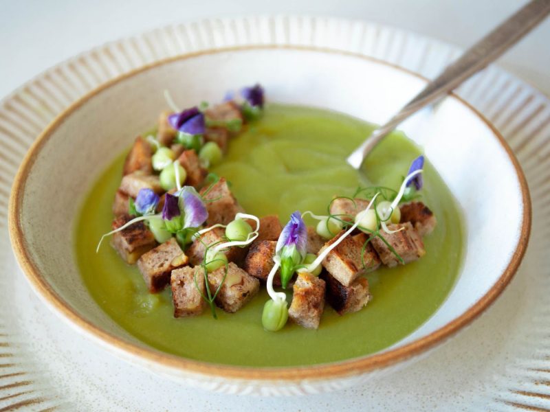 Erbsensuppe auf Teller