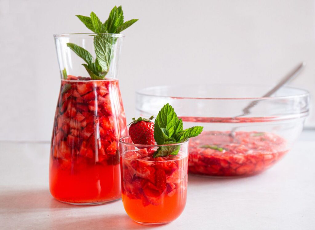 Erdbeerbowle mit Minze und Zitronenmelisse