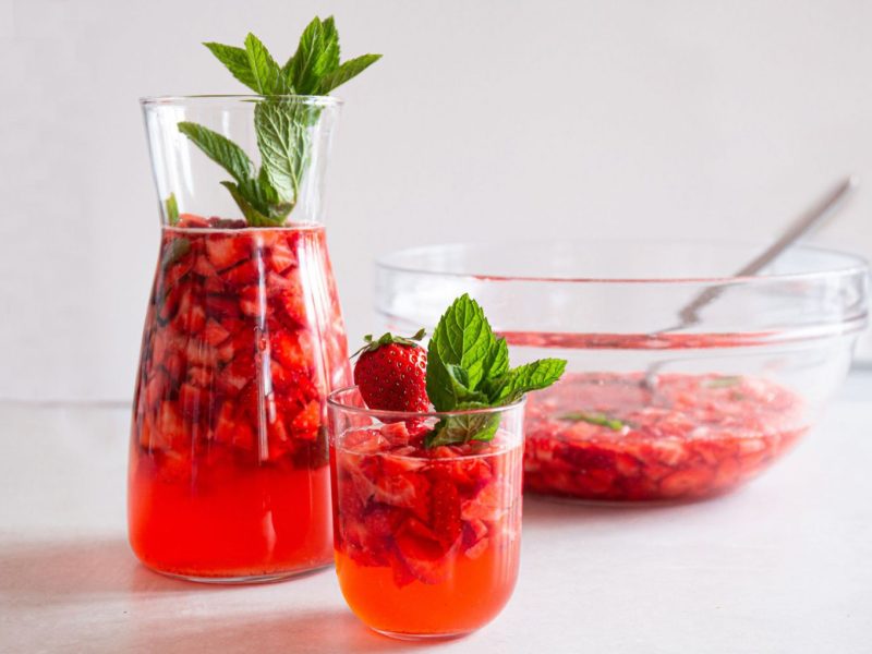 Erdbeerbowle mit Minze und Zitronenmelisse