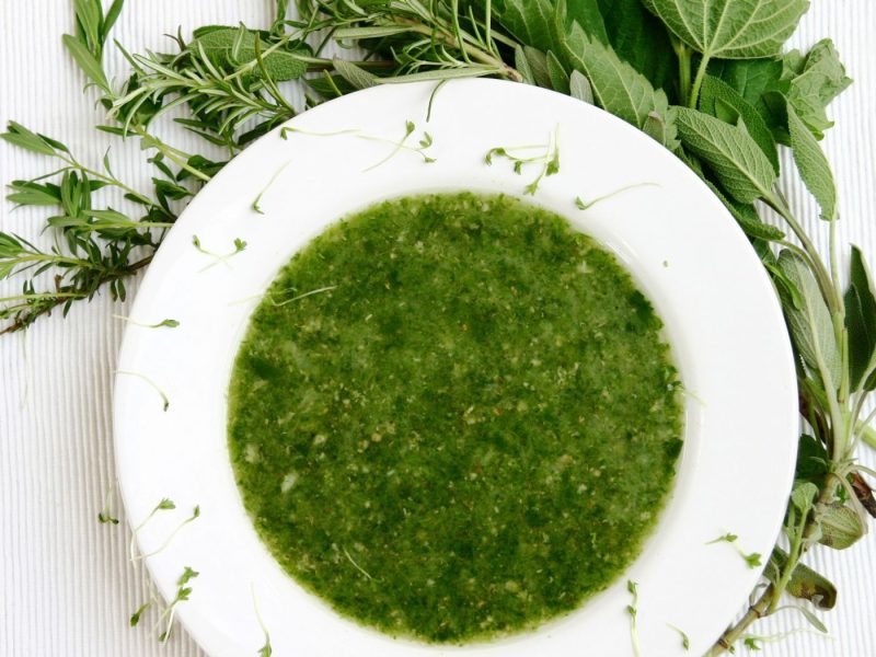 Gartenkräutersuppe mit vielen frischen Kräutern