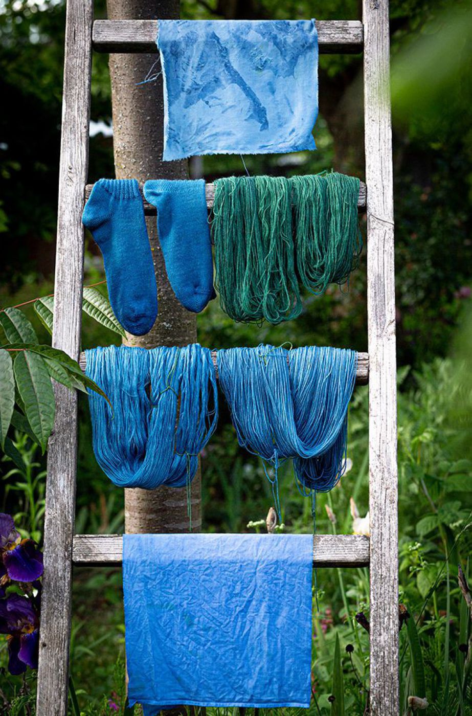 Indigo gefärbte Socken, Stoffe und Garne