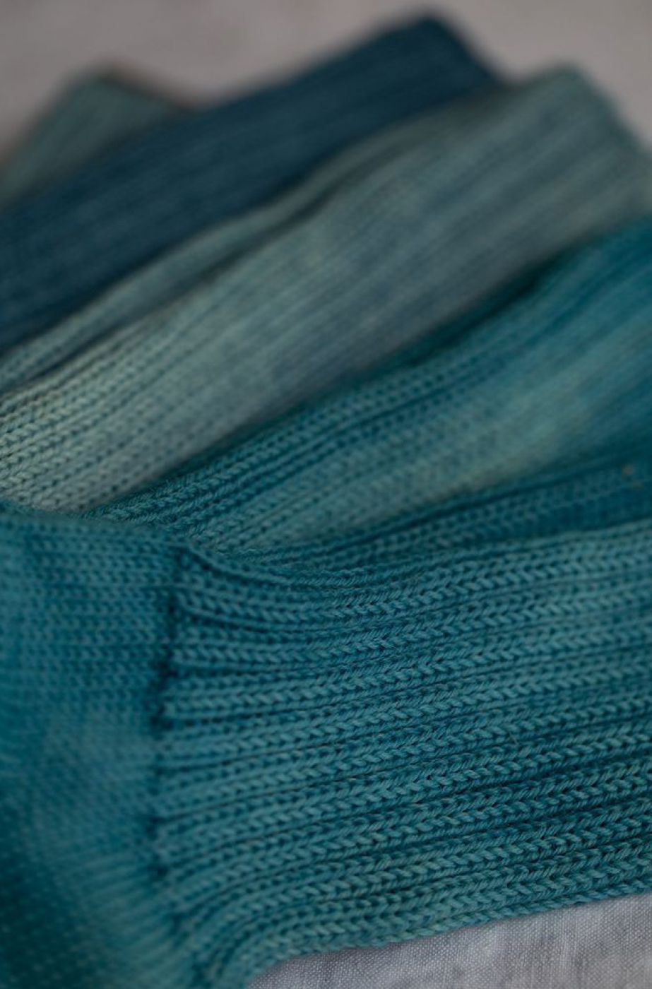 Mit Indigo gefärbte Socken