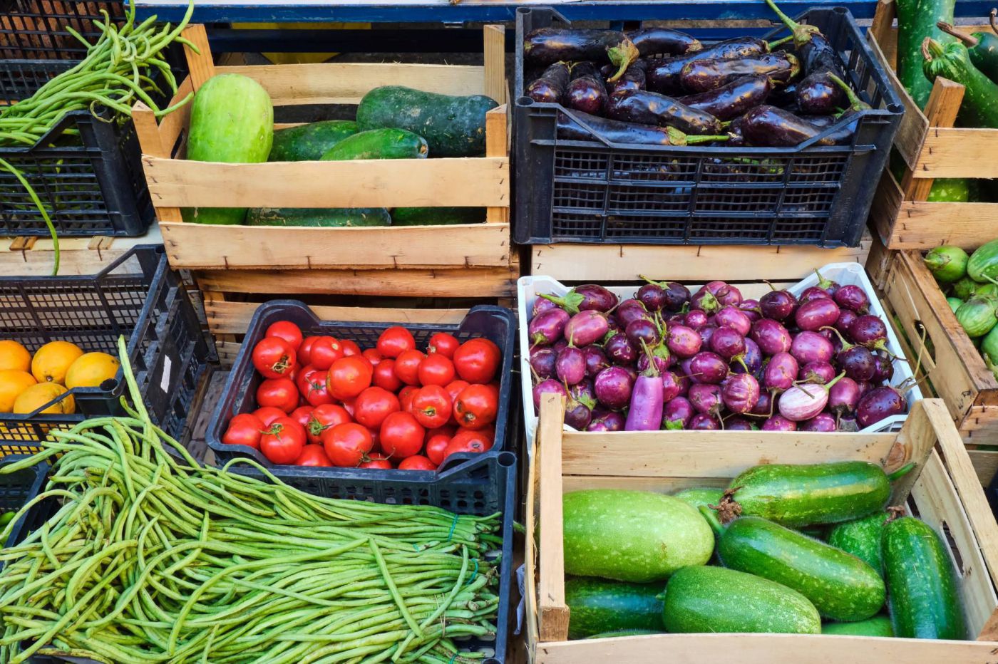 Gemüse einer Food Coop in Kisten