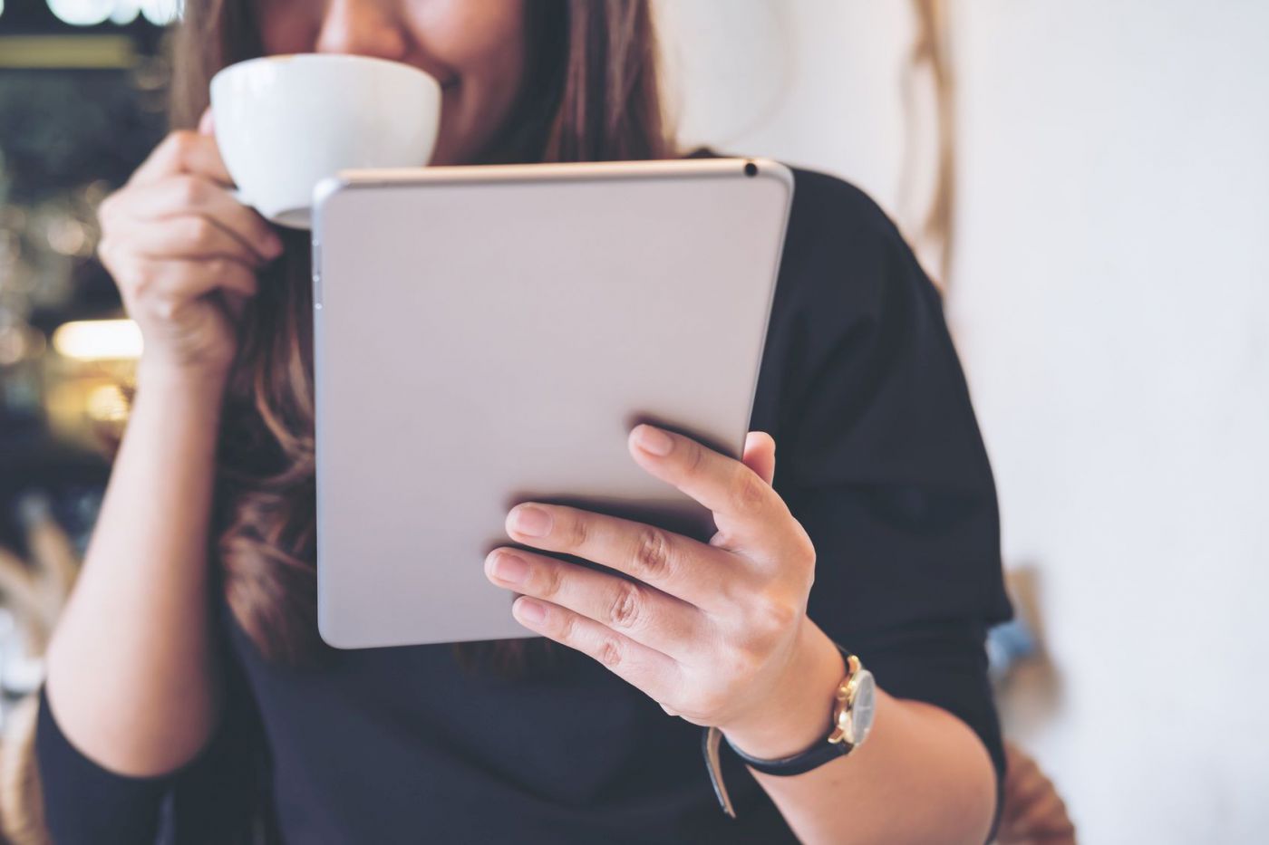 Frau liest auf Tablet