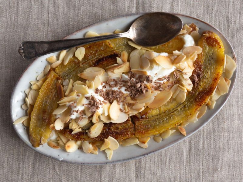 Gebratene Banane mit Joghurt, Mandelsplitter und Schokolade