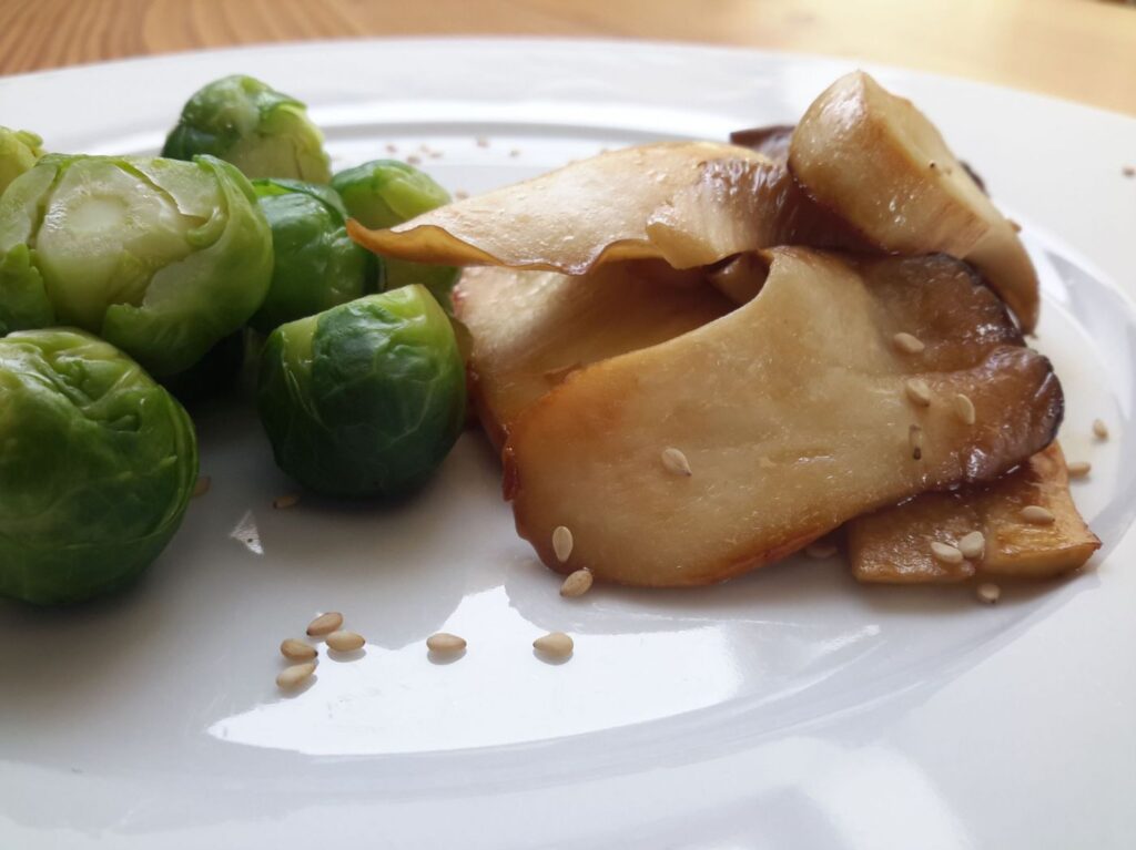 Gebratener Kräuterseitling und Kohlsprossen