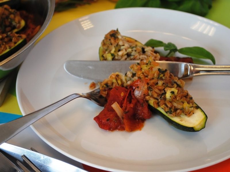 Gefüllte Zucchini mit Dinkelreis